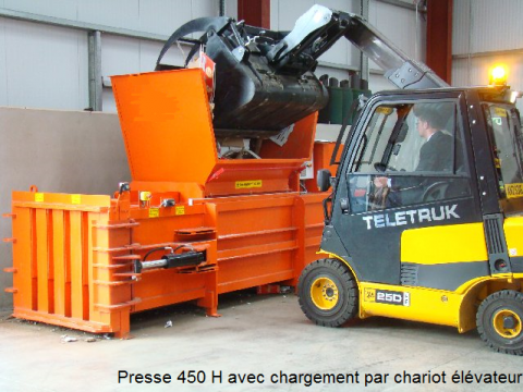 Presse 450 chargement par chariot élévateur